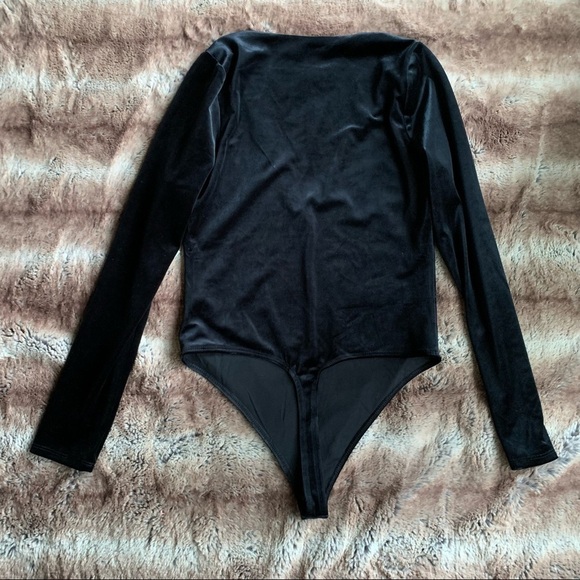 Good American Velvet Deep V Bodysuit Black Velvet - Picture 4 of 9